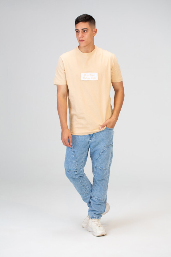 Mens Slim Fit T-shirt With Round Neck And Front Print