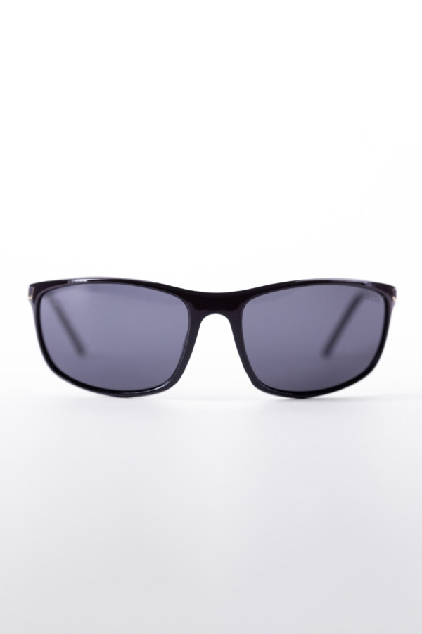 Men's Sunglasses With A Basic Frame Suitable For Everyday Wear
