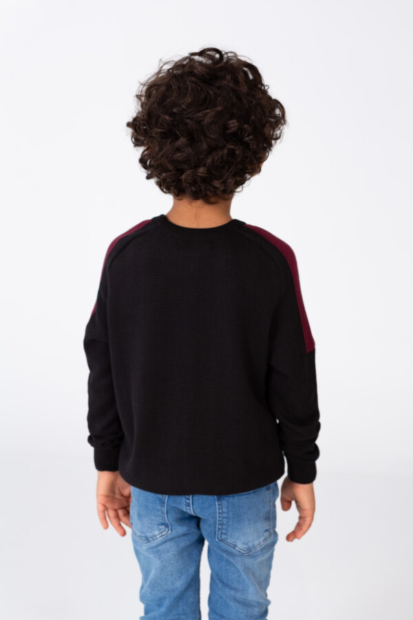 Boys Round Neck Pullover With A Modern Cut And Breathable Material