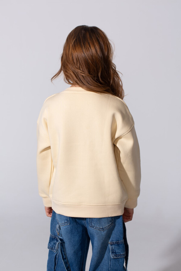 Girl's Slim Fit Round Neck Sweatshirt With A Heart Print On The Front