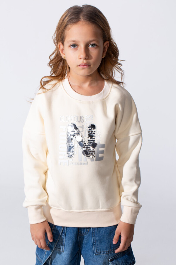 Girl's Slim Fit Sweatshirt With A Front Print And Round Neck