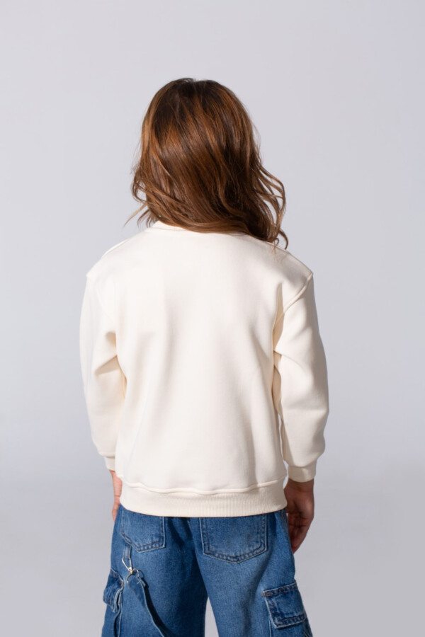 Girl's Slim Fit Sweatshirt With A Round Neck And Front Print