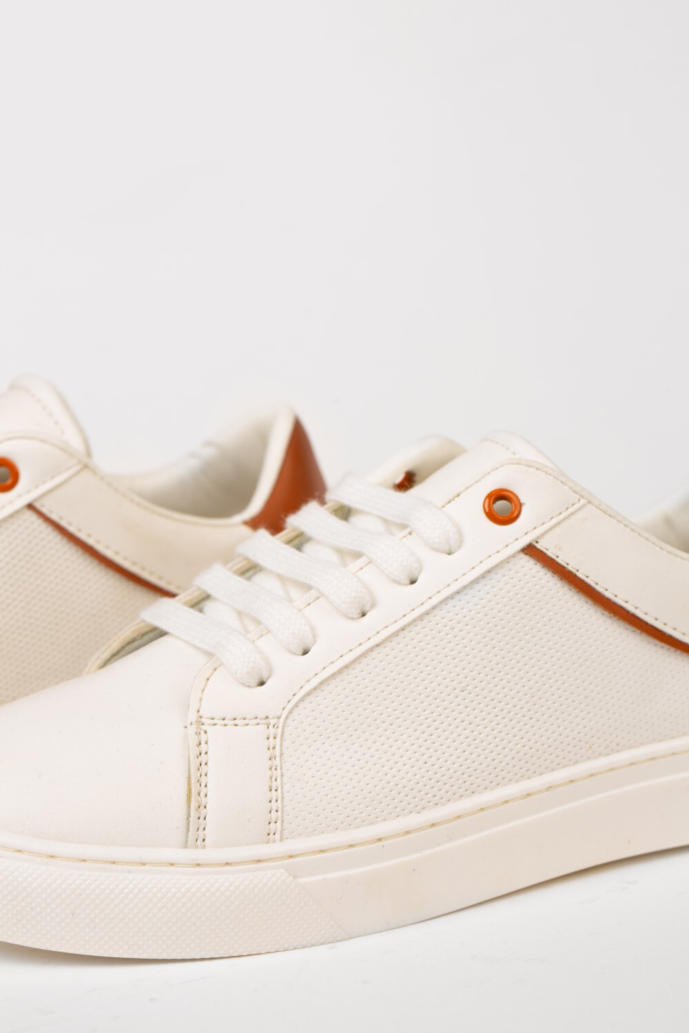 Men's Basic Lace Up Shoes In A Distinctive Colors Practical And Suitable For Every Day