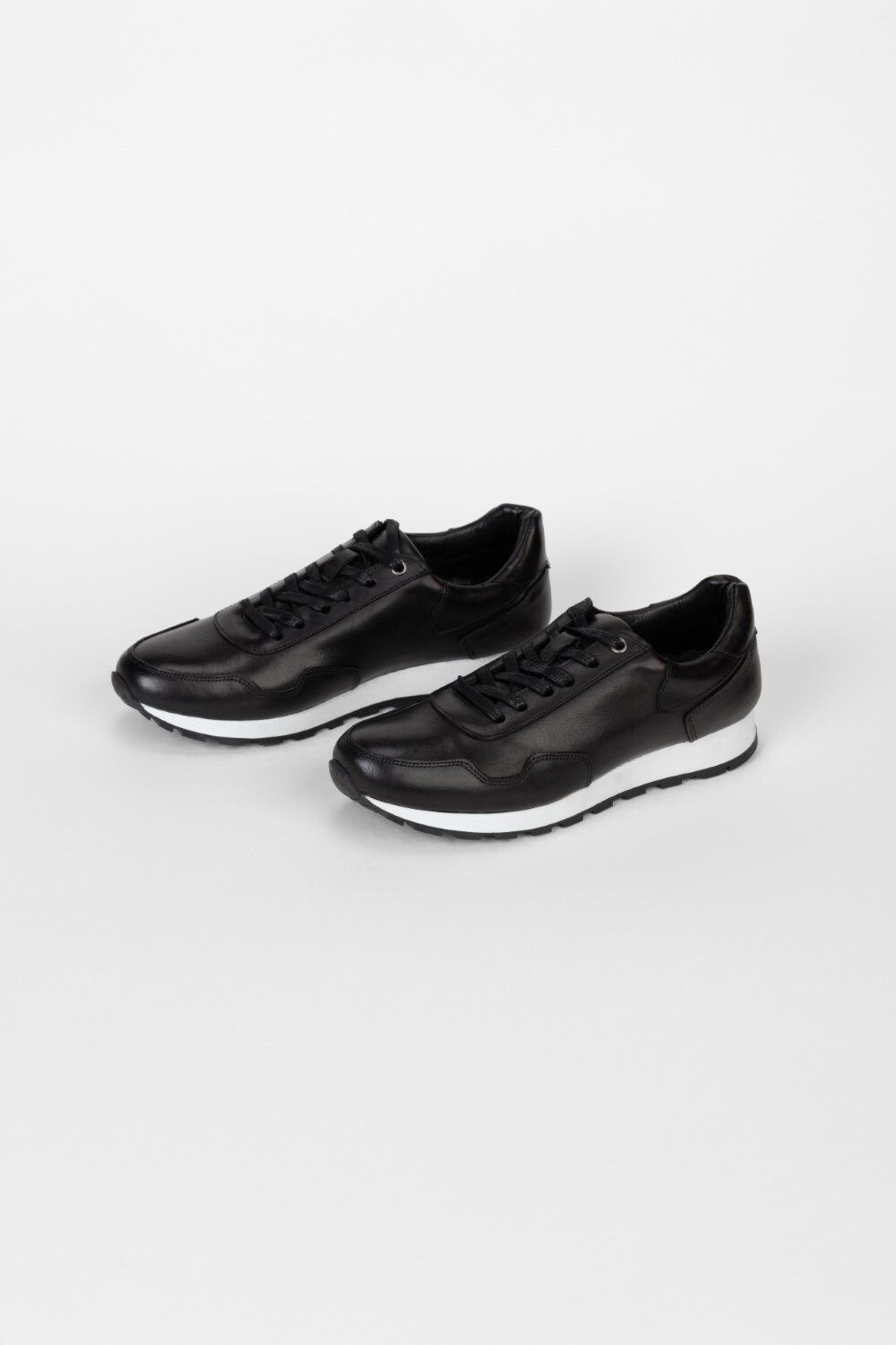 Men's Leather Shoes With An Elegant And Modern Design