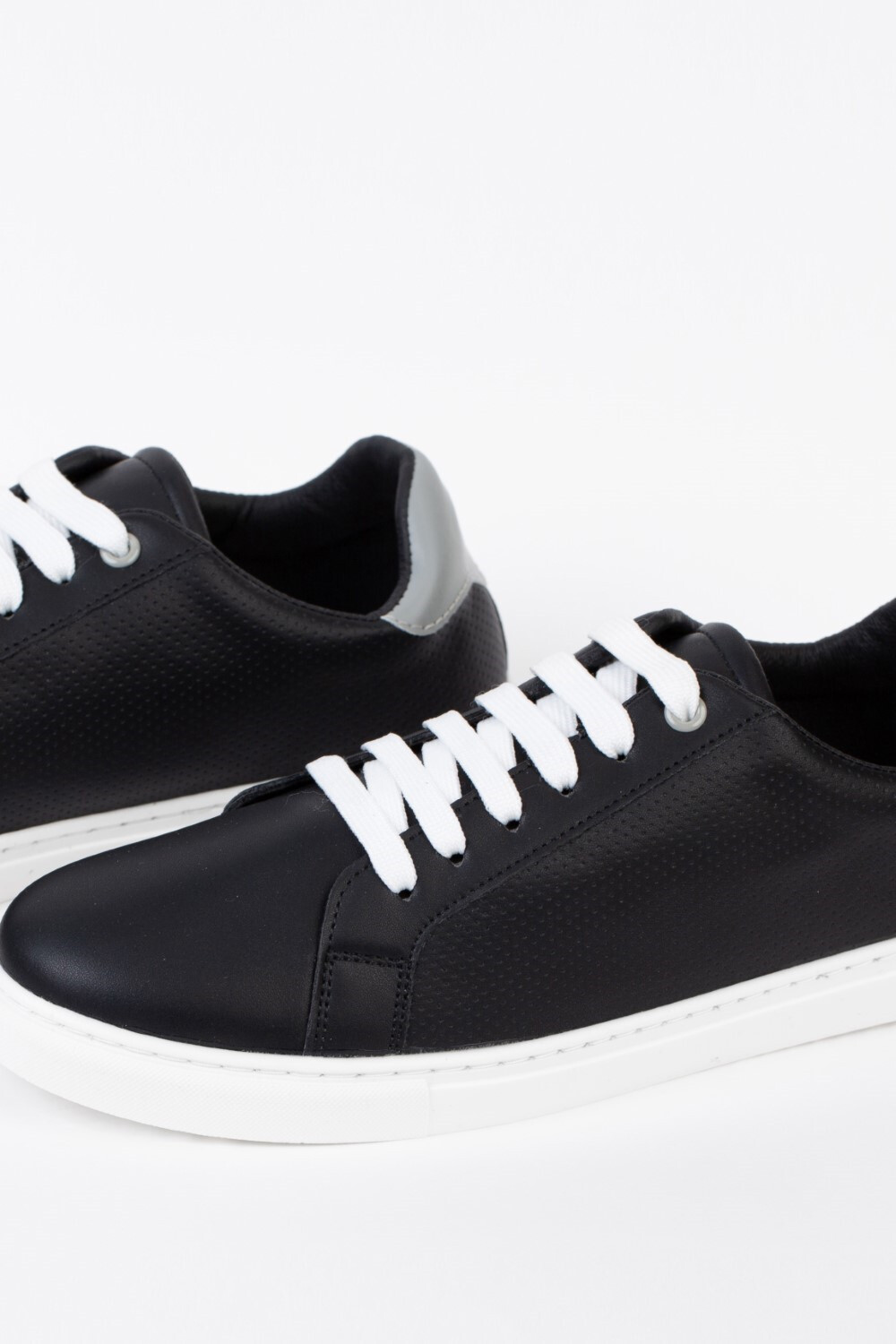 Mens Basic Sneakers Shoes With A Simple Design For Daily Use