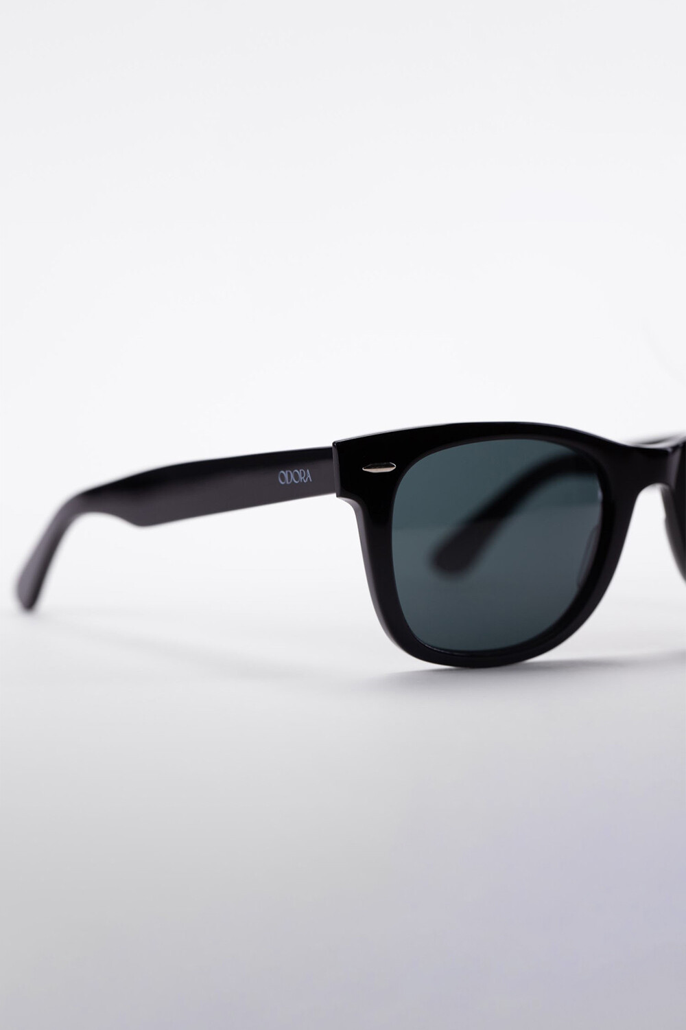 Men's Tomato Sunglasses With A Basic frame And High Quality Material