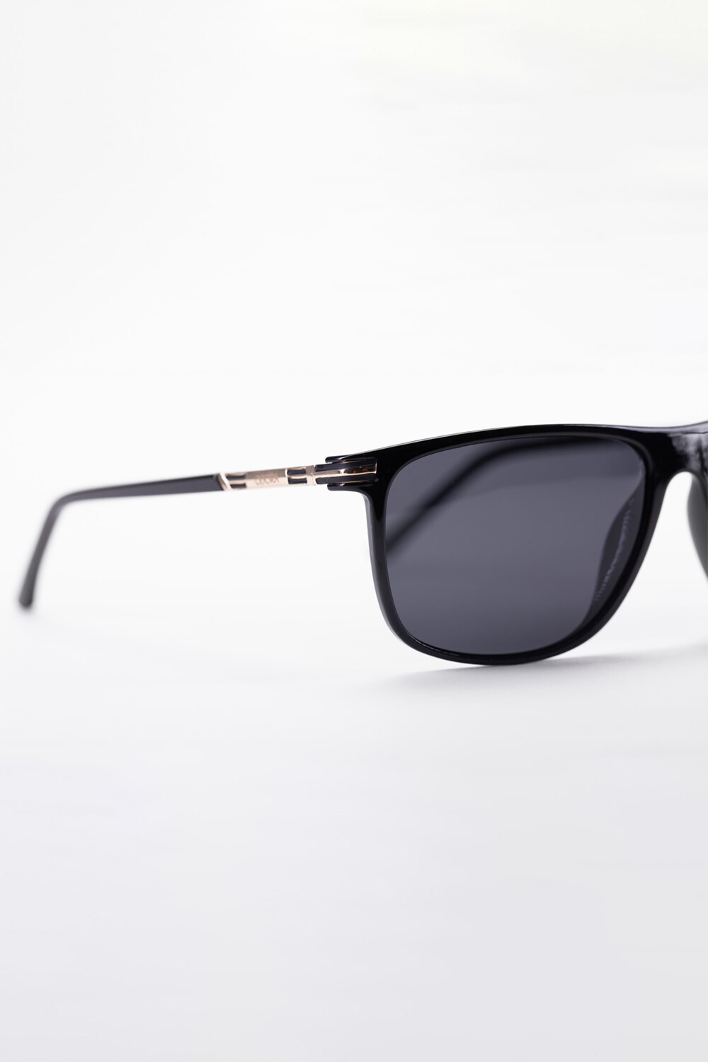 Men's Sunglasses With A Lightweight Design And Luxury Material Perfect For Everyday