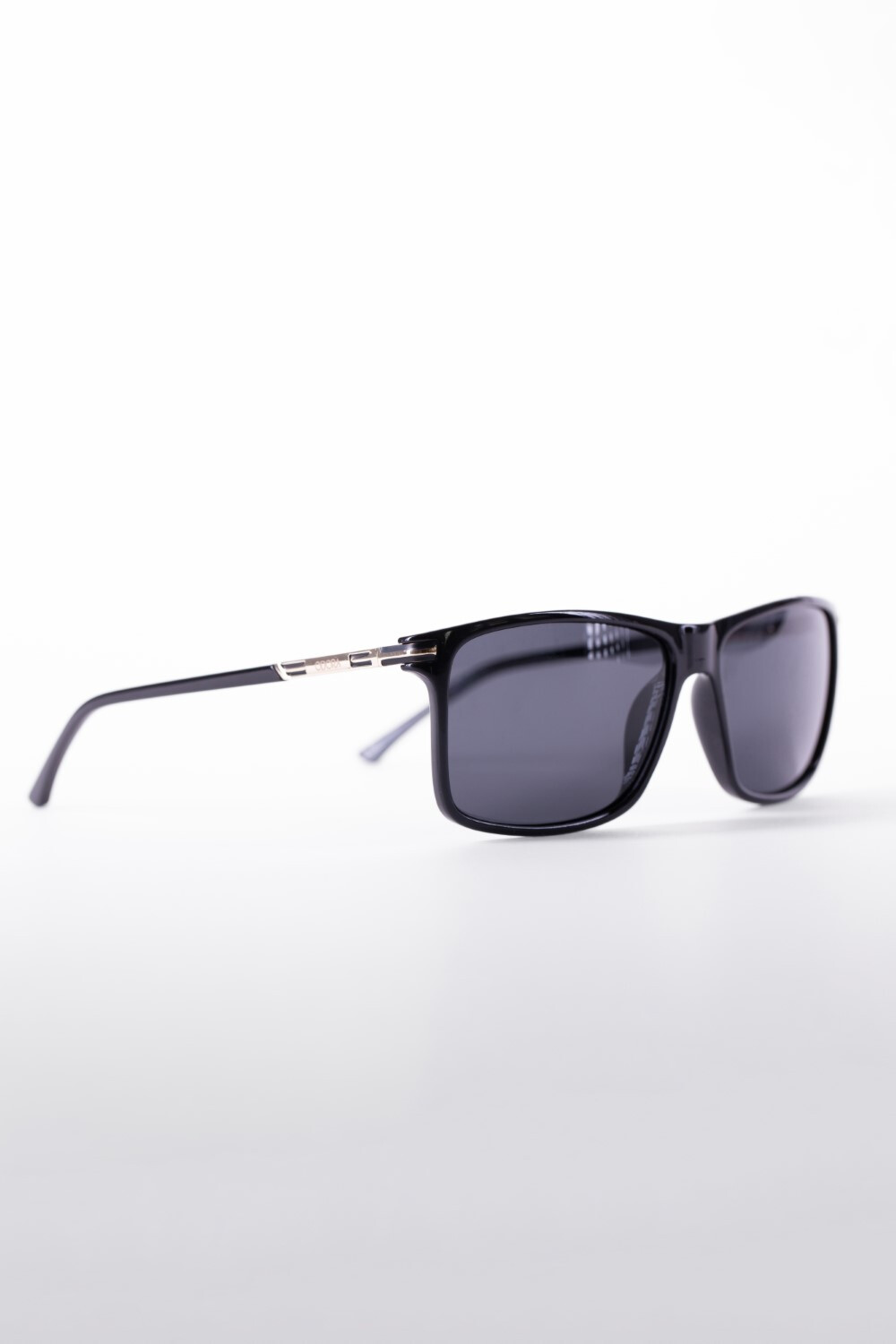 Men's Sunglasses With Basic Frame Suitable For Everyday Wear