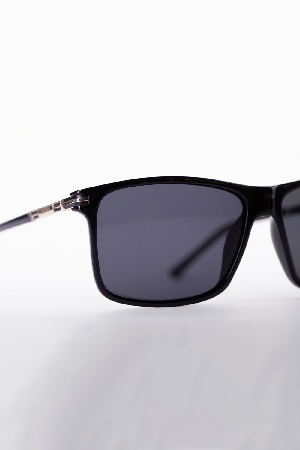 Men's Sunglasses With Basic Frame Suitable For Everyday Wear