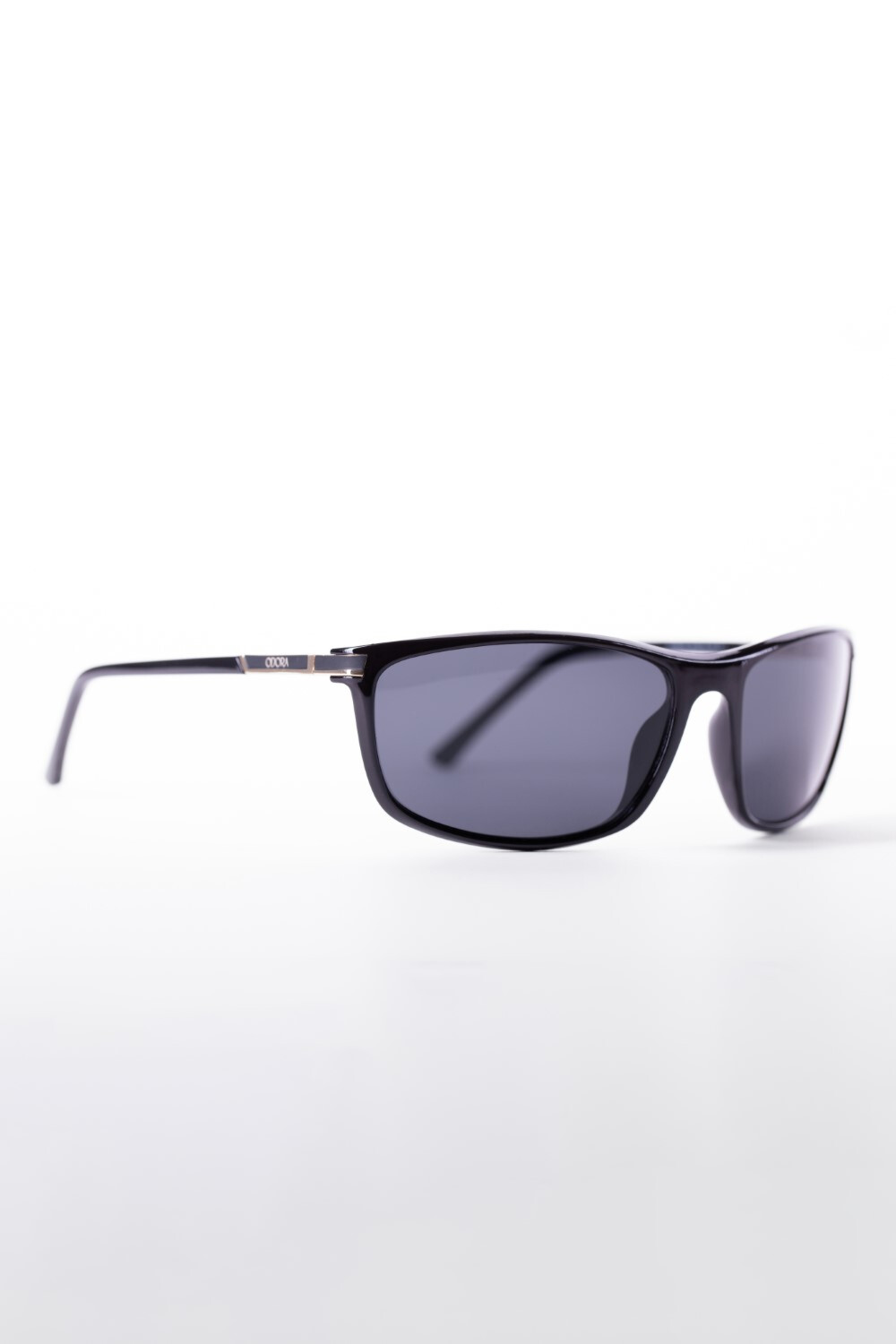 Men's Sunglasses With A Basic Frame Suitable For Everyday Wear