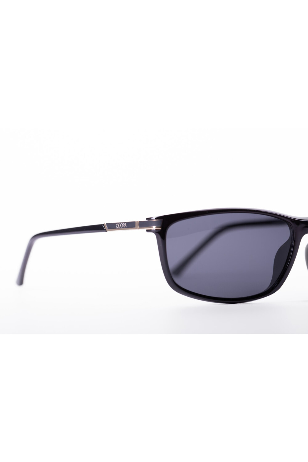 Men's Sunglasses With A Basic Frame Suitable For Everyday Wear