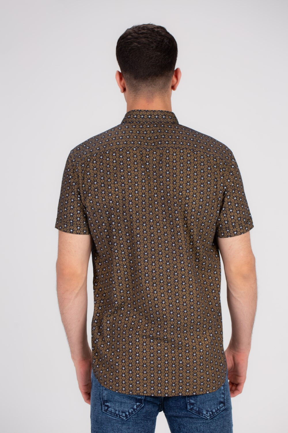 Men's Short Sleeves Classic Jakar Regular Fit Shirt That Feature A Unique Cut