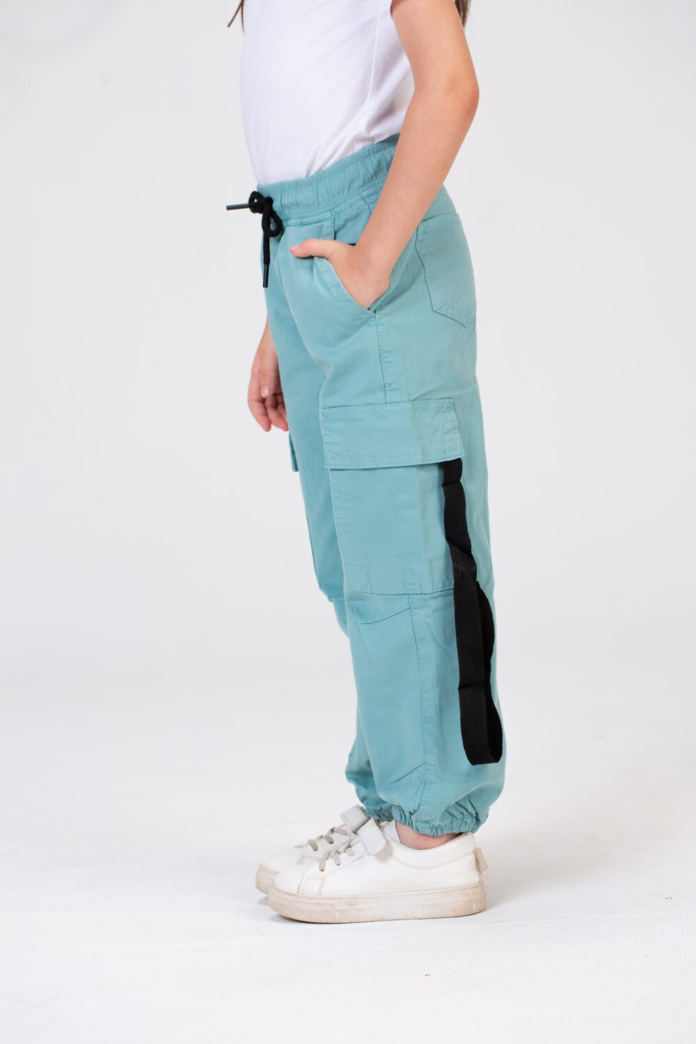 Girls Gabardine Pants With Elastic Waistband In Black And Side Pockets