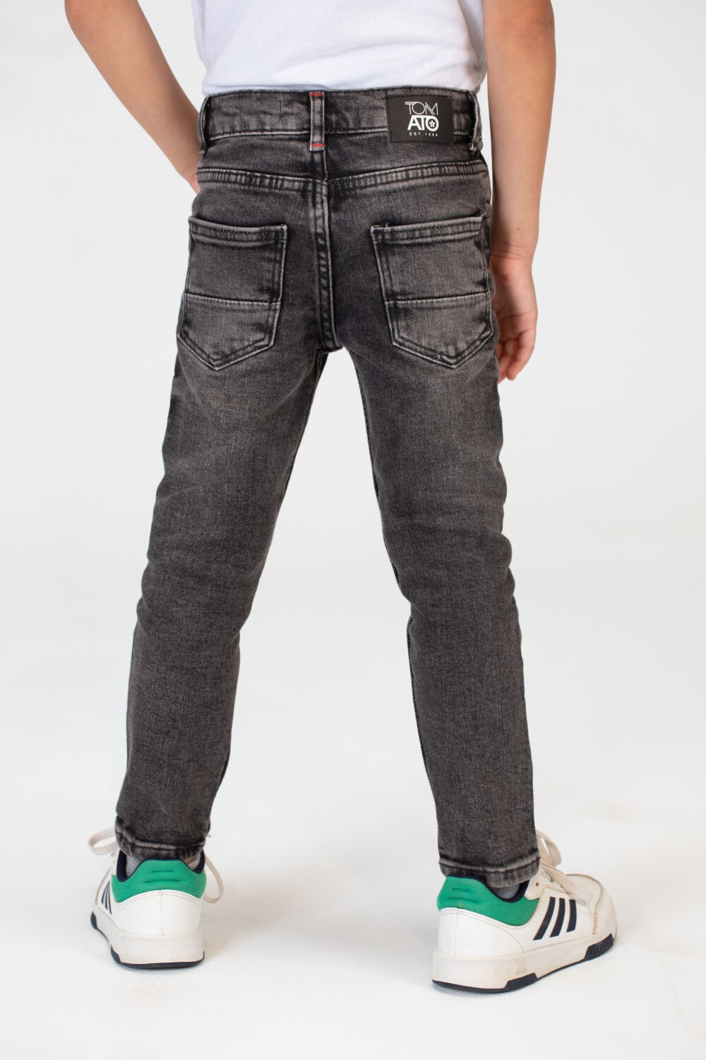 Boys Denim Jeans In Various Colors With A Front And Five Pockets