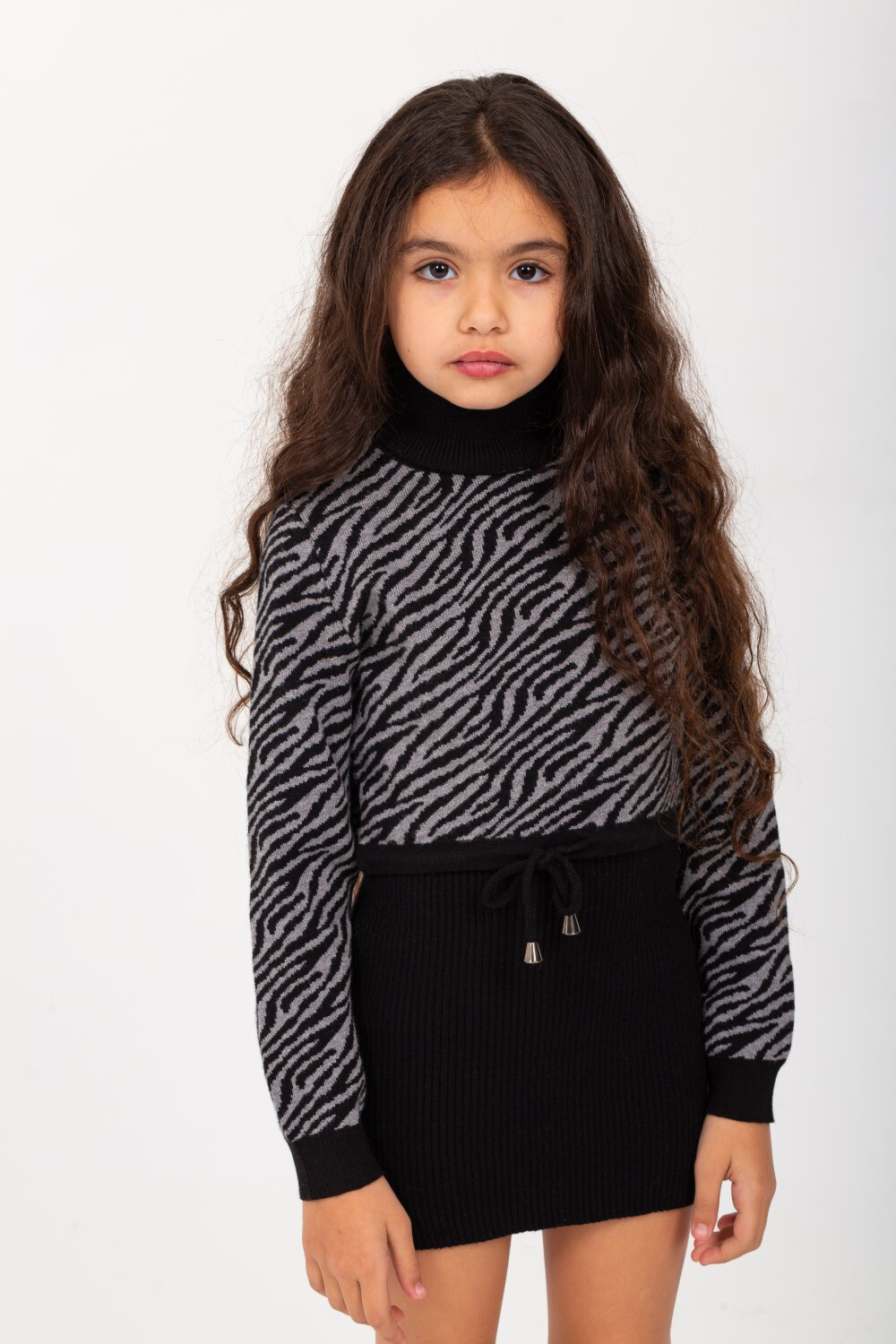 Girl's High Neck Regular Fit Short Style Outfit With Unqiue Design